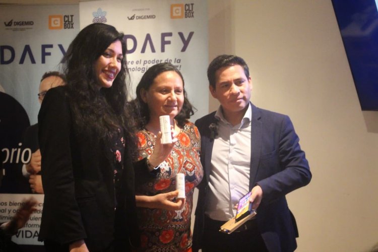 Jimmy Larry, In&eacute;s Vilcas y el equipo directivo de VIDAFY durante el evento